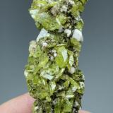 Titanita, AlbitaAnkarafa, Distrito Vohémar, Región Sava, Provincia Antsiranana, Madagascar85 mm x 34 mm.. Cristal mayor: 12 mm. Masa: 95 g. (Autor: Carles Millan)
