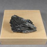 ZinkenitaItos Mine, Oruro City, Cercado Province, Oruro Department, Bolivia3,9 x 2,2 x 1,3 cm.  14,07 g. (Autor: J. G. Alcolea)