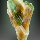 Berilo (variedad esmeralda)  en cristal de Cuarzo<br />Provincia Yunnan, China<br />4,6cm x 3cm x 2,5cm<br /> (Autor: Pere Alonso)
