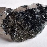Quartz (variety smoky quartz), HematiteKleines Furkahorn, zona del paso Furka, Oberwald, Obergoms, Goms, Wallis (Valais), Suiza4 x 3 cm (Author: Volkmar Stingl)