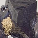 Cuprita con Plata<br />Mina Poteryaevskoe, Distrito Rubtsovsky, Altai Krai, Rusia<br />cristal más grande: 1.6 × 1.3 cm<br /> (Autor: Jordi Fabre)