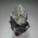 Quartz, Hematite, Rutile<br />Cavradi, Curnera Valley, Tujetsch (Tavetsch), Vorderrhein Valley, Grischun (Grisons; Graubünden), Switzerland<br />5.4 x 3.4 cm<br /> (Author: am mizunaka)