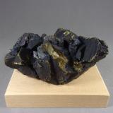Calcopirita<br />Mina de La Gardette, zona minera La Gardette, Villard-Notre-Dame, Le Bourg d'Oisans, Grenoble, Isère, Auvergne-Rhône-Alpes, Francia<br />8,6 x 4,5 x 4,3 cm.  238,5 g.<br /> (Autor: J. G. Alcolea)