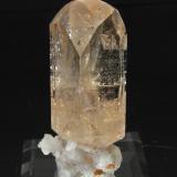 Topacio con Albita<br />Yuno, Valle Shigar, Distrito Shigar, Gilgit-Baltistan (Áreas del Norte), Paquistán<br />4.6 × 2.2 × 2.7 cm<br /> (Autor: Jordi Fabre)