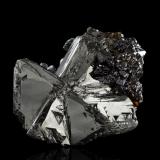 Tetraedrita con Esfalerita, Bournonita y SideritaZona La Mure, La Mure, Matheysine-Trièves, Grenoble, Isère, Auvergne-Rhône-Alpes, Francia7 x 9 x 7 cm / Cristal principal: 6.8 cm. (Autor: Museo MIM)
