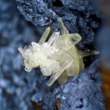 CerusitaCorta San Valentín, Sancti Espíritu, Sierra Minera de Cartagena-La Unión, La Unión, Comarca Campo de Cartagena, Región de Murcia (Murcia), EspañaGrupo de cristales de 3 mm. (Autor: Antonio P. López)