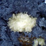 CerusitaCorta San Valentín, Sancti Espíritu, Sierra Minera de Cartagena-La Unión, La Unión, Comarca Campo de Cartagena, Región de Murcia (Murcia), EspañaGrupo de cristales de 4 mm. (Autor: Antonio P. López)