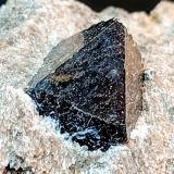 Dolomita (variedad teruelita)<br />Afloramiento del Keuper, Carretera CV-35, Domeño, Comarca Los Serranos, Valencia / València, Comunidad Valenciana / Comunitat Valenciana, España<br />6 x 6 cm .<br /> (Autor: Felipe Abolafia)