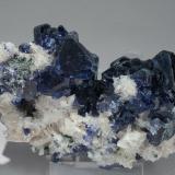 Phenakita con Fluorita y Ortoclasa (variedad adularia)<br /><br />8.5 × 6.7 × 4.3 cm<br /> (Autor: Jordi Fabre)