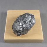 Nickelskutterudita<br />Mina Ightem, Distrito minero Bou Azzer, Provincia Zagora, Región Drâa-Tafilalet, Marruecos<br />4,2 x 3,1 x 2,7 cm.,  100,3 g.<br /> (Autor: J. G. Alcolea)