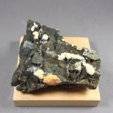 Calcopirita<br />Mina Cavnic, zona minera Cavnic, Cavnic, Maramures, Rumanía<br />7,6 x 6,9  3,1 cm.<br /> (Autor: J. G. Alcolea)