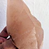 Calcita<br />Obras de la carretera AP-7, Ca n'Obac, Puig Pedrós de lObac, Sant Cugat del Vallès, Comarca Vallés Occidental, Barcelona, Cataluña / Catalunya, España<br />13,0 x 6,3 x 5,0 cm.<br /> (Autor: carles)