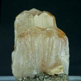 Valentinita con PiritaMina San José, Ciudad de Oruro, Provincia Cercado, Departamento Oruro, Bolivia2.8 × 2.2 × 2 cm (Autor: Jordi Fabre)