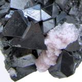 Alabandite, Rhodochrosite, FluoriteMina Uchucchacua, Provincia Oyón, Departamento Lima, Perú79 mm x 40 mm x 37 mm Largest crystal size: 18 mm Mass: 222 g (Author: Carles Millan)