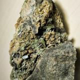Epidota, Grosularia<br />Minas Costabona, Prats-de-Mollo-la-Preste, Haut Vallespir, Céret, Departamento Pirineos Orientales, Occitanie, Francia<br />105 mm x 70 mm. Cristal mayor: 17 mm. Masa: 360 g.<br /> (Autor: Carles Millan)