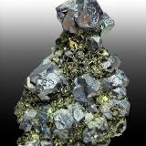 Galena, Pirita<br />Mina Huanzala, Distrito Huallanca, Provincia Dos de Mayo, Departamento Huánuco, Perú<br />65 mm x 45 mm Cristal mayor: 14 mm Masa:<br /> (Autor: Carles Millan)