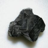 Uraninita<br />Mina Shinkolobwe (Mina Kasolo), Shinkolobwe, Cinturón de cobre de Katanga, Katanga (Shaba), República Democrática del Congo (Zaire)<br />cristal arista 1 cm<br /> (Autor: Cesar M. Salvan)