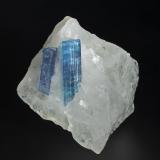 Elbaite (variety cuprian elbaite), Quartz<br />Batalha Mine, São José da Batalha, Salgadinho, Borborema, Paraíba, Brazil<br />4.4 x 4.8 cm<br /> (Author: am mizunaka)