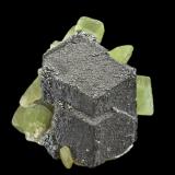 Magnetite with Forsterite (variety peridot)Naran, Valle Kaghan, Distrito Mansehra, Jaiber Pastunjuá, Paquistán6 x 5 x 6 cm / main crystal: 4.9 cm. (Author: MIM Museum)