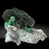 Volborthita con Malaquita y Azurita y en DickitaMina Milpillas, Cuitaca, Municipio Santa Cruz, Sonora, México4.9 × 3.5 × 2.2 cm / roseta: 3.3 × 1.4 cm (Autor: Jordi Fabre)