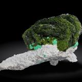 Volborthita con Malaquita y Azurita y en DickitaMina Milpillas, Cuitaca, Municipio Santa Cruz, Sonora, México4.9 × 3.5 × 2.2 cm / roseta: 3.3 × 1.4 cm (Autor: Jordi Fabre)