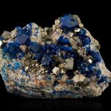 Sodalita con Pirita y WurtzitaProvincia Badakhshan, Afganistán6.5 x 4.5 x 3.5 cm / Cristal principal: 1.1 cm. (Autor: Museo MIM)