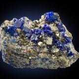 Sodalita con Pirita y WurtzitaProvincia Badakhshan, Afganistán6.5 x 4.5 x 3.5 cm / Cristal principal: 1.1 cm. (Autor: Museo MIM)