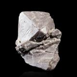 Béhierita con Turmalina (Grupo)<br />Pegmatitas Ampanodiana, campo de pegmatitas Tetezantsio-Andoabatokely, Andrembesoa     , Distrito Betafo, Región Vakinankaratra, Madagascar<br />3 x 1.5 x 3.5 cm / Cristal principal: 3 cm.<br /> (Autor: Museo MIM)