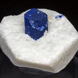 Lazurita (variedad lapislázuli) con Calcita<br />Ladjuar Medam, Sar-e Sang, Valle Koksha, Distritos Khash & Kuran Wa Munjan, Provincia Badakhshan, Afganistán<br />5.3 × 4.3 × 5.1 cm<br /> (Autor: Jordi Fabre)