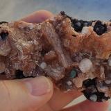 Estilbita con Analcima y 'Heulandita'<br />Cantera Lageado, Frutal, Minas Gerais, Brasil<br />14 x 6 x 4 cm<br /> (Autor: Anisio Claudio)