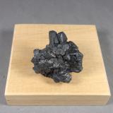 Estefanita<br />Colquechaca (Aullagas), Provincia Chayanta, Departamento Potosí, Bolivia<br />3 x 2,9 x 1,7 cm.  31 g.<br /> (Autor: J. G. Alcolea)