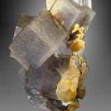 Fluorita con Calcita<br />Mekhtar, Distrito Loralai, Balochistan (Baluchistan), Paquistán<br />7cm x 5cm x 4cm<br /> (Autor: Pere Alonso)