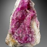 Calcita (variedad calcita cobaltífera)Mina Bou Azzer, Distrito minero Bou Azzer, Provincia Ouarzazate, Región Drâa-Tafilalet, Marruecos9cm x 5,5cm x 6,5cm (Autor: Pere Alonso)