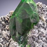 Titanite (variety chromium-bearing titanite) on Chromite with Clinochlore and CalciteSaranovskii Mine, Saranovskaya (Sarany), Gornozavodskii, Perm Krai, Ural, Russia11 x 6 x 9.5 cm / main crystal: 5.8 cm. (Author: MIM Museum)