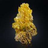 Wulfenite with MimetiteLa Morita Mine, Municipio Ascención, Chihuahua, Mexico35 x 22 x 12 cm / main crystal: 8.6 cm (Author: MIM Museum)