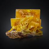 Wulfenita con MimetitaMina La Morita, Municipio Ascención, Chihuahua, México14 x 9 x 10.5 cm / Cristal principal: 9.8 cm. (Autor: Museo MIM)