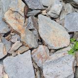 Bloques sueltos de pizarras negras mosqueadas o moteadas. (Autor: supertxango)