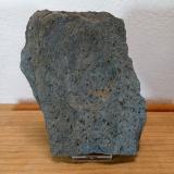Ejemplar de pizarra moteada o mosqueada con pequeños cristales de cloritoide. Es probable que esta zona fuera afectada por un metamorfismo de mayor grado provocando que se formaran transiciones a filitas e incluso esquistos. (Autor: supertxango)