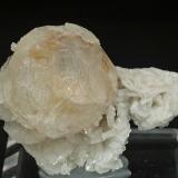Pollucita con Albita<br />Provincia Kunar (Konar), Afganistán<br />5.8 × 4.5 × 2.3 cm<br /> (Autor: Jordi Fabre)