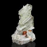 Diópsido con Grossularia (variedad hessonita)Testa Ciarva, Balme, Val d'Ala, Valles Lanzo (Valli di Lanzo), Provincia Ciudad metropolitana de Turín, Piamonte (Piemonte), Italia3.5 x 5 x 8 cm / Cristal principal: 5.1 cm. (Autor: Museo MIM)