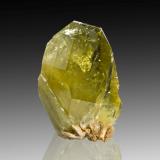 Brasilianita con Mica (Grupo)<br />Mina Córrego Frio, Linópolis, Divino das Laranjeiras, Vale do Rio Doce, Minas Gerais, Brasil<br />5 x 4 x 7.5 cm / Cristal principal: 7.2 cm<br /> (Autor: Museo MIM)