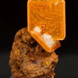 Wulfenita con Calcita<br />Sierra de Los Lamentos, Municipio Ahumada, Chihuahua, México<br />3.1 × 1.7 × 1.8 cm / cristal mayor: 1.4 × 1.2 cm<br /> (Autor: Jordi Fabre)