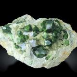 Andradita (variedad demantoide) con CalcitaMontes Belqeys, Takab, Provincia Azerbaiyán Occidental, Irán12 x 13 x 14.5 cm / Cristal principal: 3.3 cm. (Autor: Museo MIM)