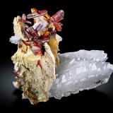 Brookita con Cuarzo (variedad faden) y  Feldespato (Grupo)<br />Thurdook (Thurdok), Monte Zard, Montes Ras Koh, Distrito Kharan, Balochistan (Baluchistan), Paquistán<br />14.5 x 10 x 12 cm / Cristal principal: 3 cm.<br /> (Autor: Museo MIM)