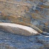 Detalle de porfiroblasto de plagioclasa de casi 3 cm. de espesor en anfibolita con textura de milonita. (Autor: supertxango)