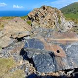 Gran bloque de anfibolita que conserva un barreno de la antigus explotación. (Autor: supertxango)
