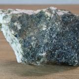 Anfibolita<br />Macizo ultramáfico (ultrabásico) de Herbeira-Complejo de Cabo Ortegal, Herbeira, Cariño, Comarca Ortegal, La Coruña / A Coruña, Galicia / Galiza, España<br />6x4x2 cm.<br /> (Autor: supertxango)