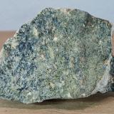 Anfibolita<br />Macizo ultramáfico (ultrabásico) de Herbeira-Complejo de Cabo Ortegal, Herbeira, Cariño, Comarca Ortegal, La Coruña / A Coruña, Galicia / Galiza, España<br />8x5x3 cm.<br /> (Autor: supertxango)