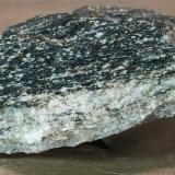 Anfibolita<br />Macizo ultramáfico (ultrabásico) de Herbeira-Complejo de Cabo Ortegal, Herbeira, Cariño, Comarca Ortegal, La Coruña / A Coruña, Galicia / Galiza, España<br />8x5x3 cm.<br /> (Autor: supertxango)