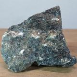 Anfibolita<br />Macizo ultramáfico (ultrabásico) de Herbeira-Complejo de Cabo Ortegal, Herbeira, Cariño, Comarca Ortegal, La Coruña / A Coruña, Galicia / Galiza, España<br />8x7x4 cm.<br /> (Autor: supertxango)